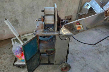 Bé gái 4 tuổi bị máy ép nước mía cán nát bàn tay