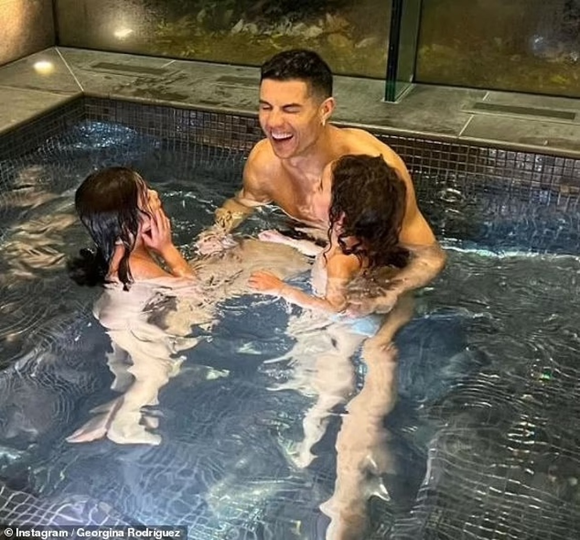 Bạn gái gọi Ronaldo là người cha tuyệt vời nhất thế giới - 2 Bạn gái gọi Ronaldo là người cha tuyệt vời nhất thế giới - 2