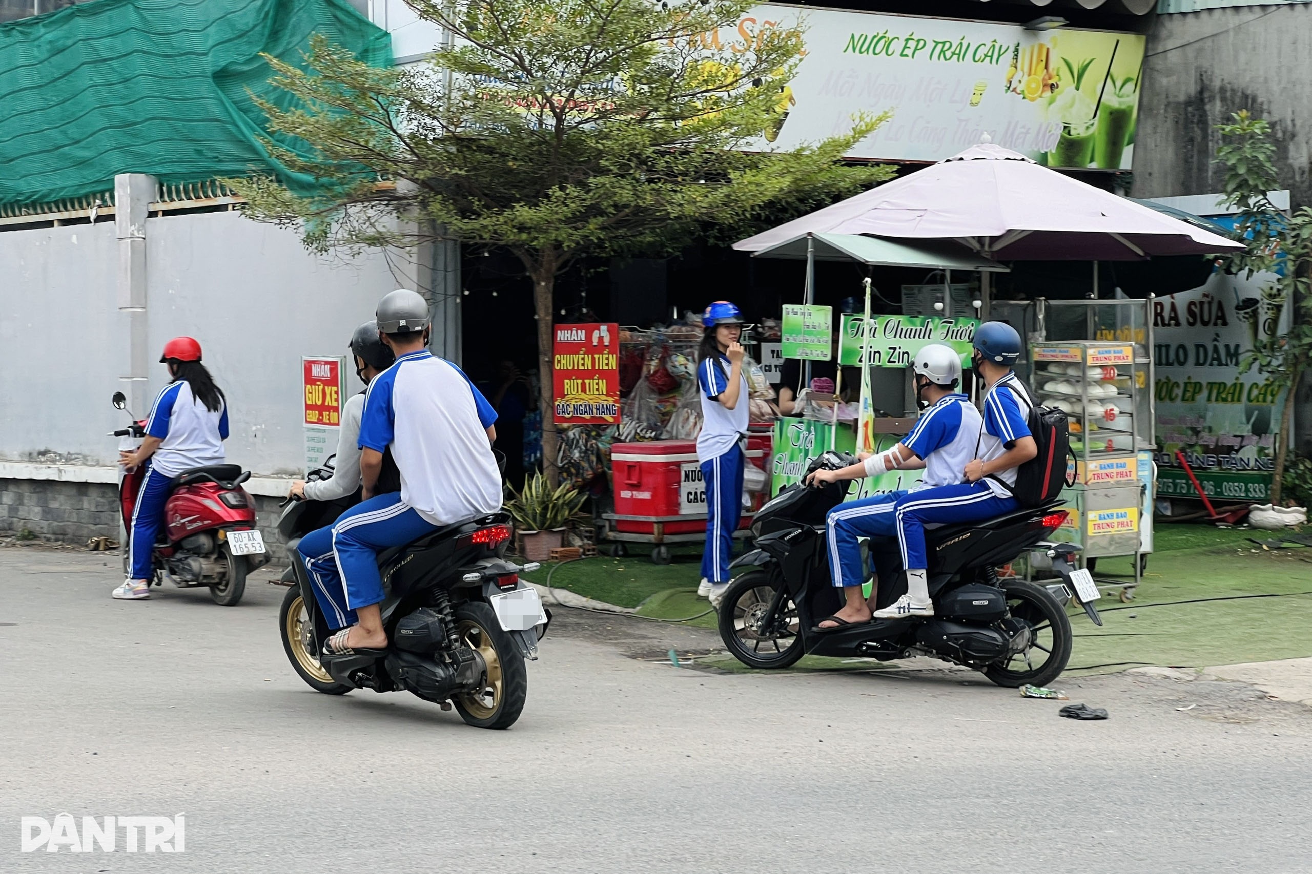 ເຖິງວ່າຖືກປັບໃໝຊ້ຳແລ້ວຊ້ຳອີກ, ແຕ່ນັກຮຽນແຂວງ ບິ່ງເຢືອງ ຍັງຂີ່ລົດຈັກໄປໂຮງຮຽນ - 3 Liên tục bị xử phạt, học sinh Bình Dương vẫn chạy xe máy đến trường - 3