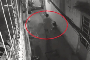 Con trai quấn thi thể mẹ vào chăn rồi đem vứt ngoài đường ở TPHCM