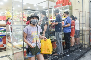 Cửa hàng bán bánh trung thu dựng vách ngăn phòng dịch Covid-19
