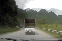 Khi tài xế xe tải tưởng mình là tay đua...