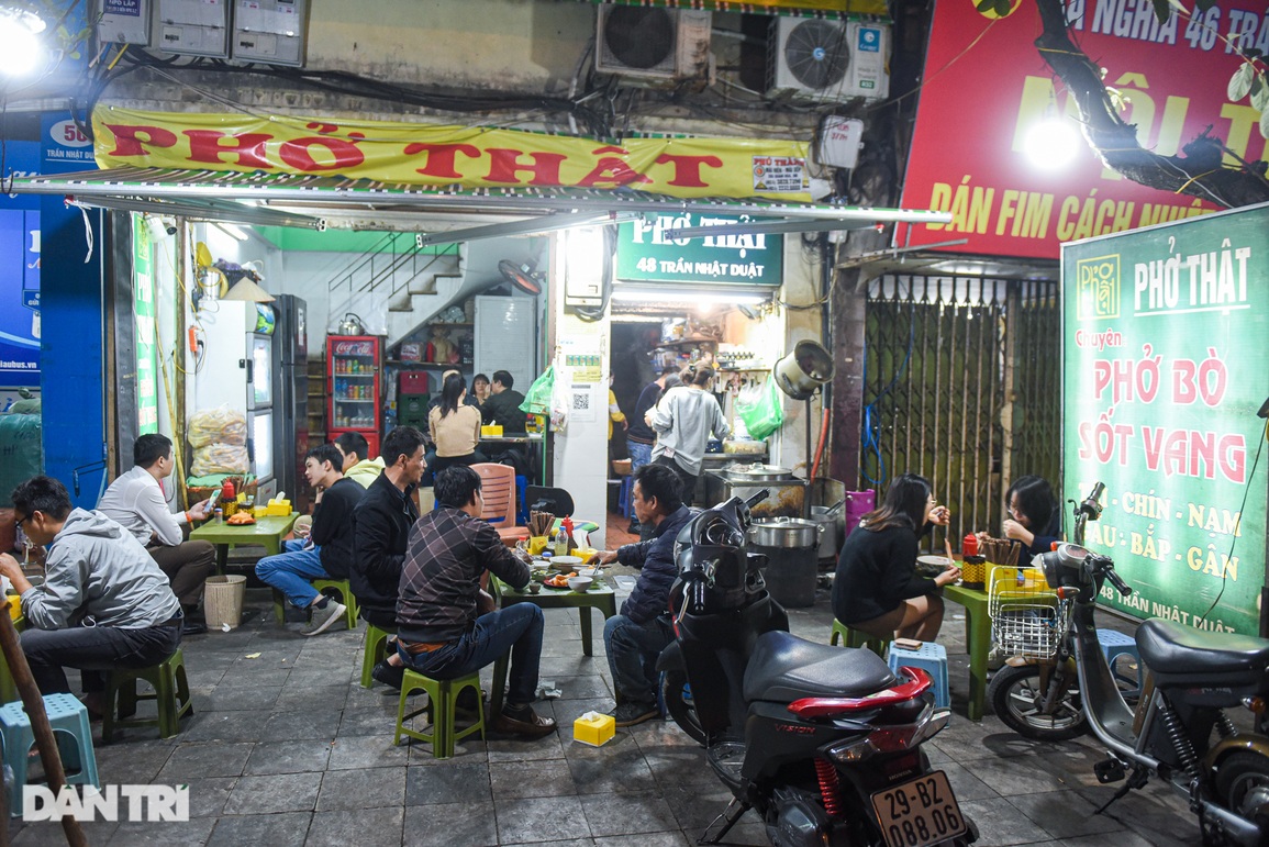 Quán phở 40 năm chỉ mở nửa đêm, rạng sáng, ngày nào cũng hết vèo 300 bát - 3 Quán phở 40 năm chỉ mở nửa đêm, rạng sáng, ngày nào cũng hết vèo 300 bát - 3