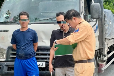 4 ô tô tông liên hoàn trong hầm vượt sông Sài Gòn