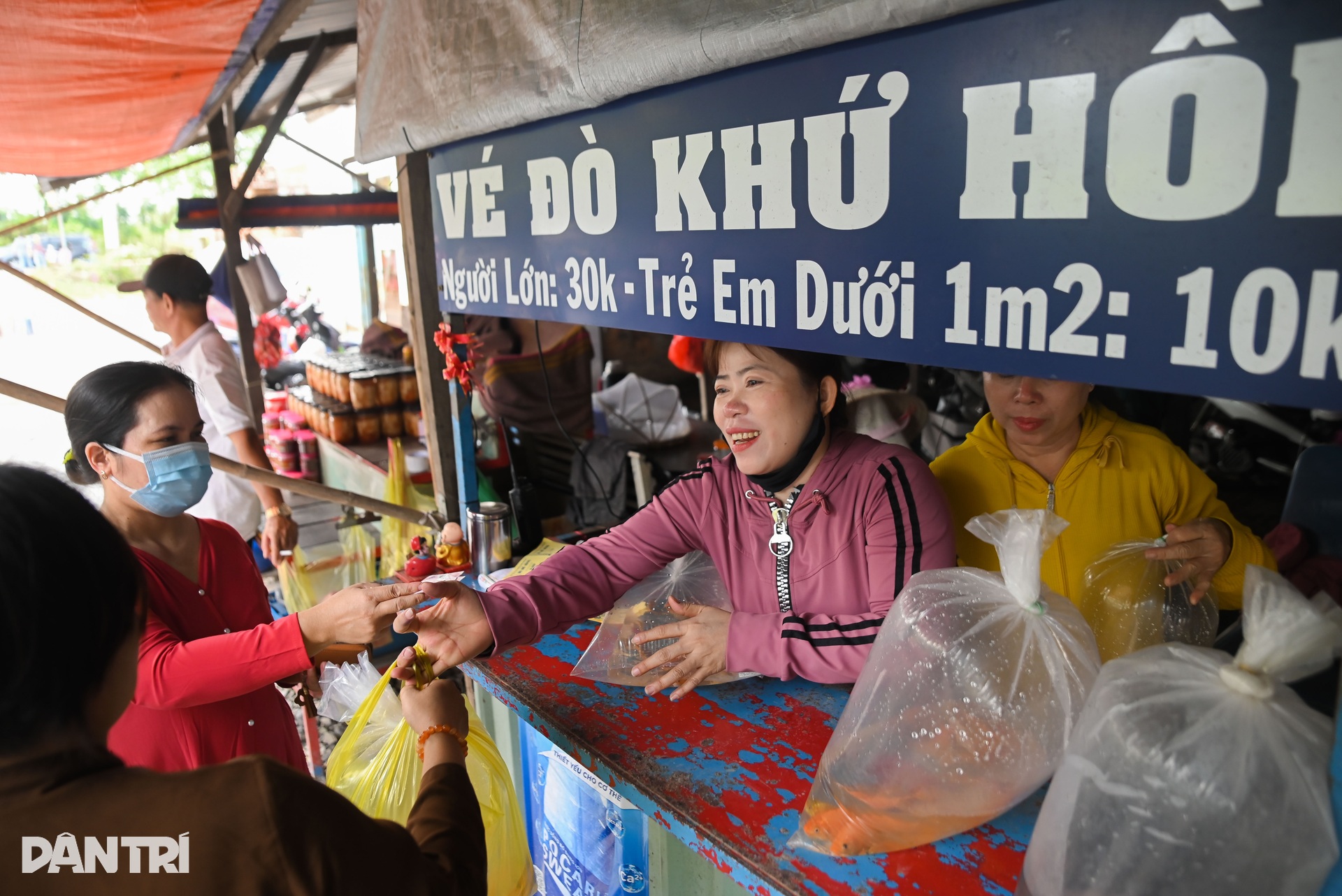 Người dân vượt sông và đi hơn 100km để đến chùa ở TPHCM - 3 Người dân vượt sông và đi hơn 100km để đến chùa ở TPHCM - 3