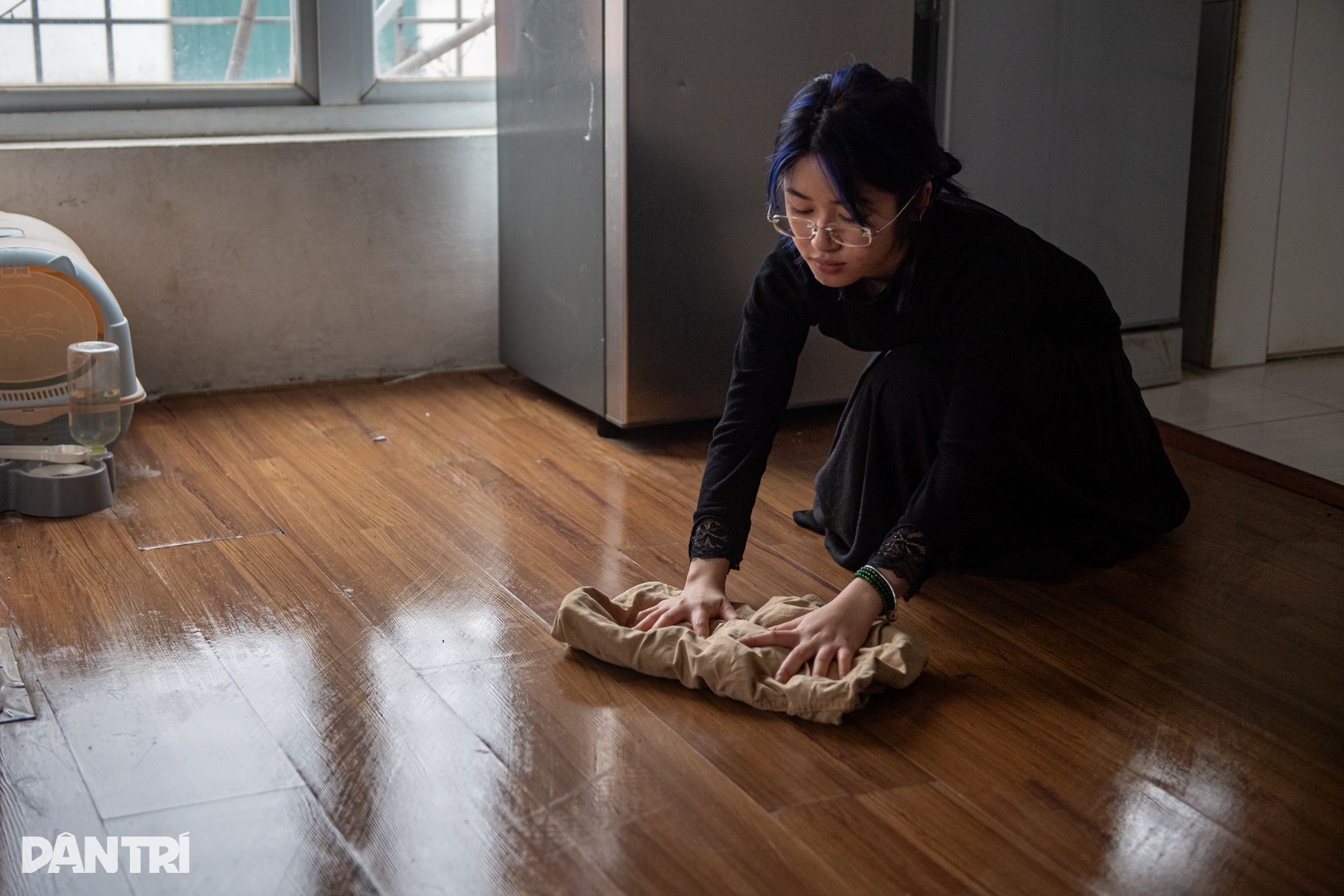 Trời nồm: Sinh viên cắn răng chi tiền giặt quần áo ở tiệm vì hết đồ mặc - 5