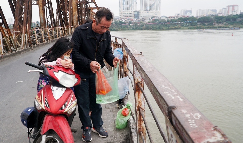 Chưa kịp chầu trời, cá vàng phóng sinh đã thảm hại dưới tay cần thủ - 1