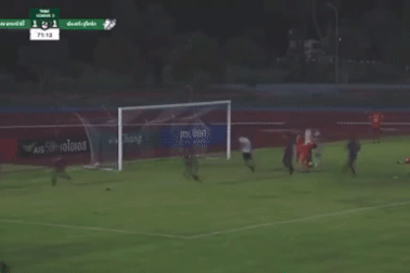 Đấm thủ môn đối phương, cầu thủ Thái Lan nhận cái kết đắng