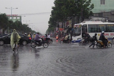Mưa lớn trái mùa, nhiều tuyến đường ngập nặng