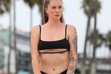 Ireland Baldwin diện áo tắm quyến rũ