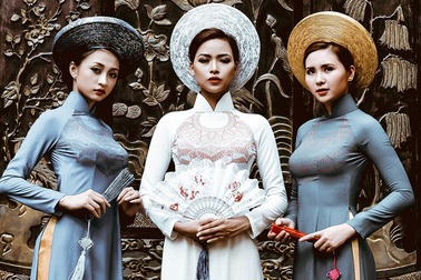 Nữ sinh Hà thành đài các trong tà áo dài dân tộc