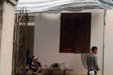 Người đàn ông liệt cố tìm cách quấn dây điện tự tử