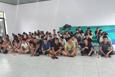 Hơn 100 người tham gia “tiệc ma tuý” trong quán karaoke ở ngoại ô Sài Gòn