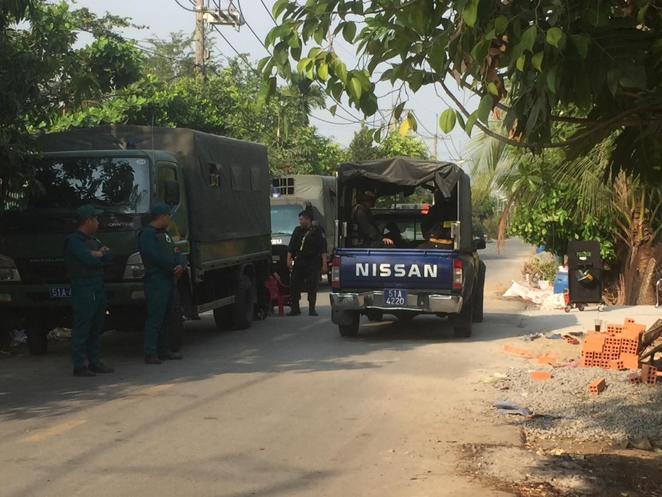 Bố trí dày đặc các chốt cảnh sát truy bắt nghi can xả súng giết 4 người - 4