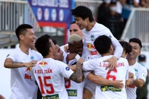 HA Gia Lai 4-3 Nam Định: 3 quả phạt đền và những phút bù giờ "điên rồ"