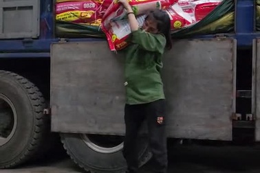 Hình ảnh mẹ bầu "bụng vượt mặt" vẫn đi bốc vác thuê kiếm tiền nuôi con