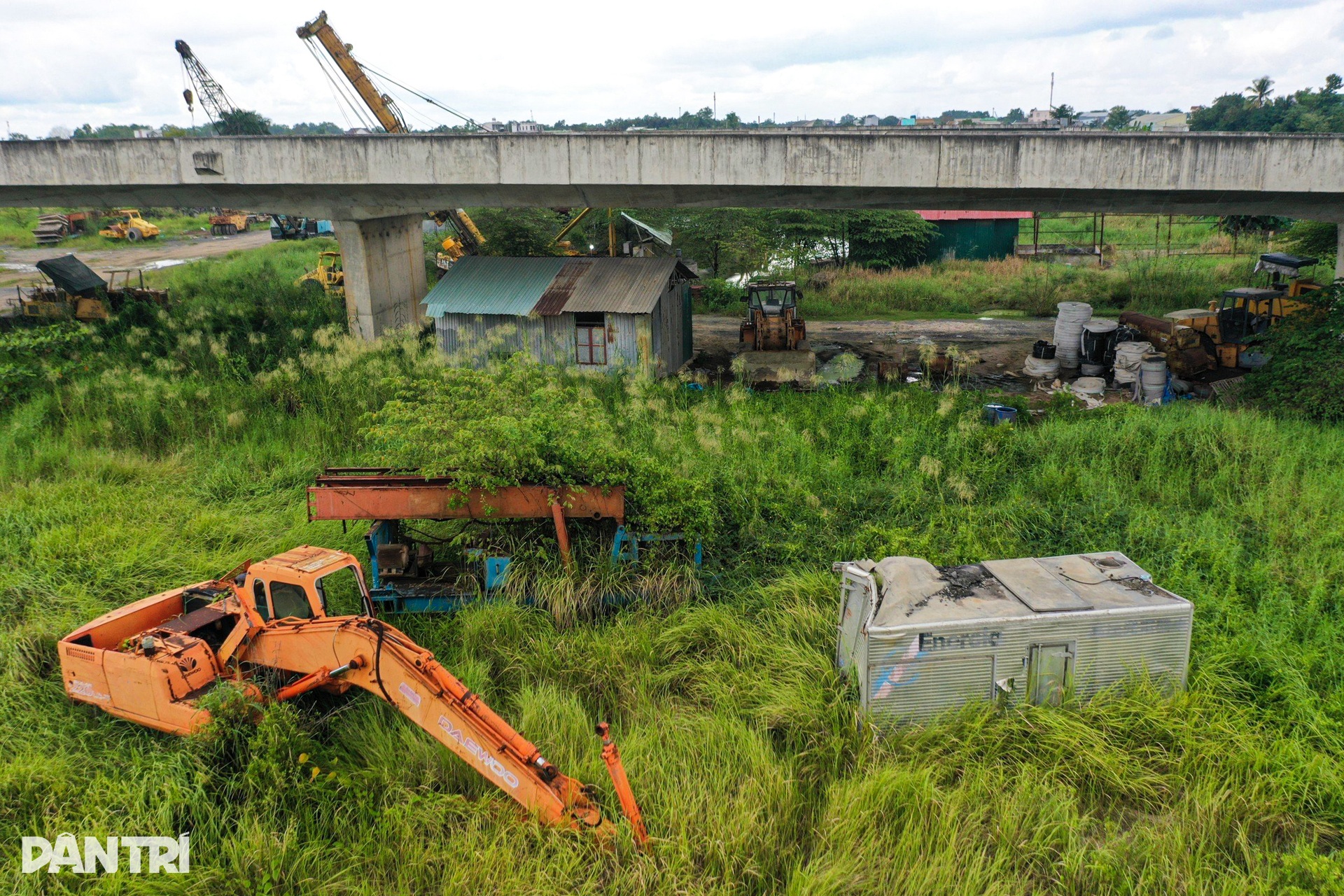 Nghĩa địa máy móc trên đại công trường cao tốc Bến Lức - Long Thành - 9