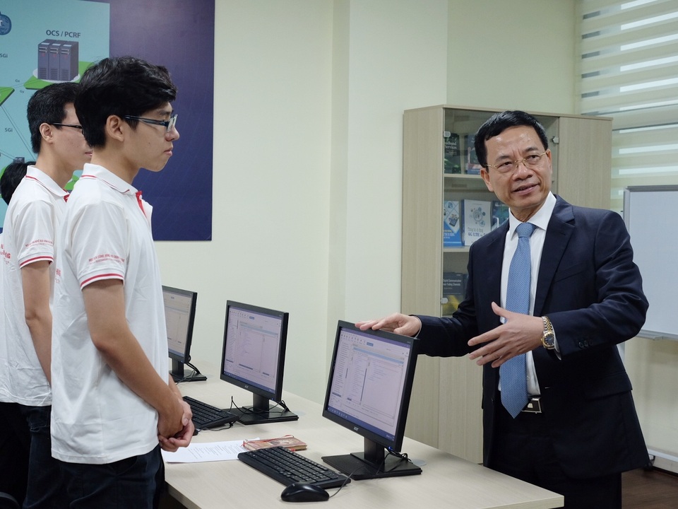 Khai trương phòng lab 4G LTE trị giá 8,5 tỷ cho sinh viên tại Việt Nam - 3 Khai trương phòng lab 4G LTE trị giá 8,5 tỷ cho sinh viên tại Việt Nam - 3