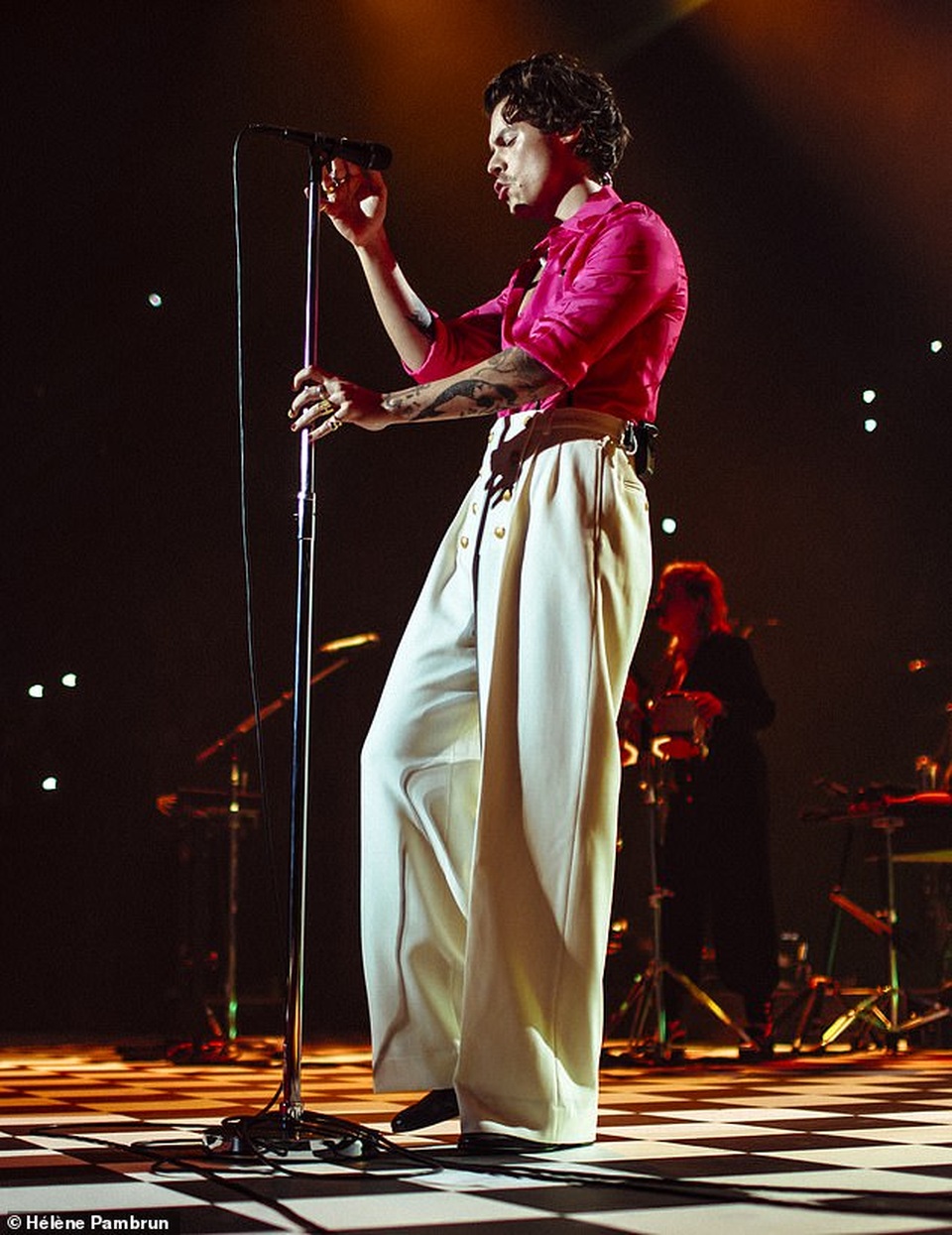 Chuộng trang phục nữ tính, hotboy nhóm One Direction bị nghi ngờ về giới tính - 10