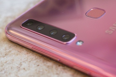 Cận cảnh smartphone 4 camera đầu tiên trên thế giới vừa ra mắt