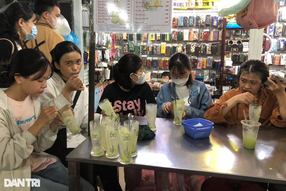 Quán kem bơ trong chợ, ngày bán nghìn ly, khách du lịch đóng thùng mang về - 1 Quán kem bơ trong chợ, ngày bán nghìn ly, khách du lịch đóng thùng mang về - 1