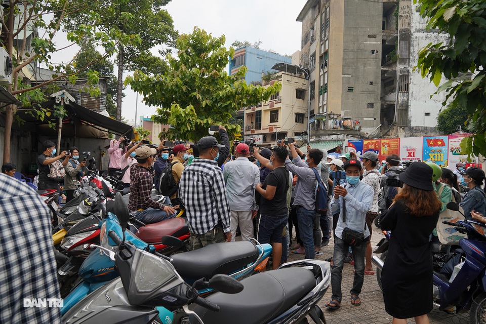 Diễn viên Công Hậu bị vây kín khi đến viếng danh hài Chí Tài - 2 Diễn viên Công Hậu bị vây kín khi đến viếng danh hài Chí Tài - 2