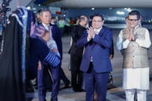 Thủ tướng đến New Delhi, chuẩn bị chuyến thăm đầu tiên tới Ấn Độ