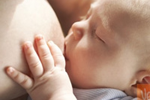 Cho con bú không làm sệ ngực