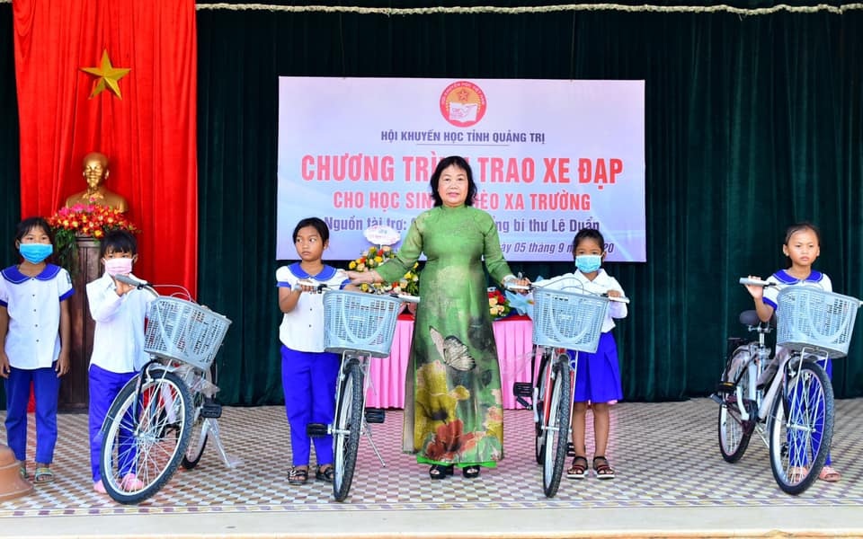 Quảng Trị: Hội Khuyến học tặng xe đạp, đồng phục cho học sinh miền núi - 1 Quảng Trị: Hội Khuyến học tặng xe đạp, đồng phục cho học sinh miền núi - 1