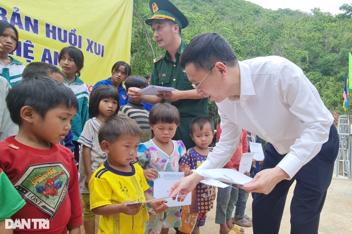 Ngập tràn niềm vui ngày khánh thành cầu Khuyến học và Dân trí nơi biên giới - 8 Ngập tràn niềm vui ngày khánh thành cầu Khuyến học và Dân trí nơi biên giới - 8