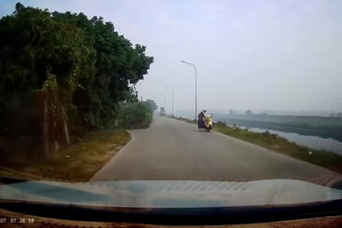 Lao vào người sang đường ẩu, nữ sinh đi xe máy ngã nhào nguy hiểm