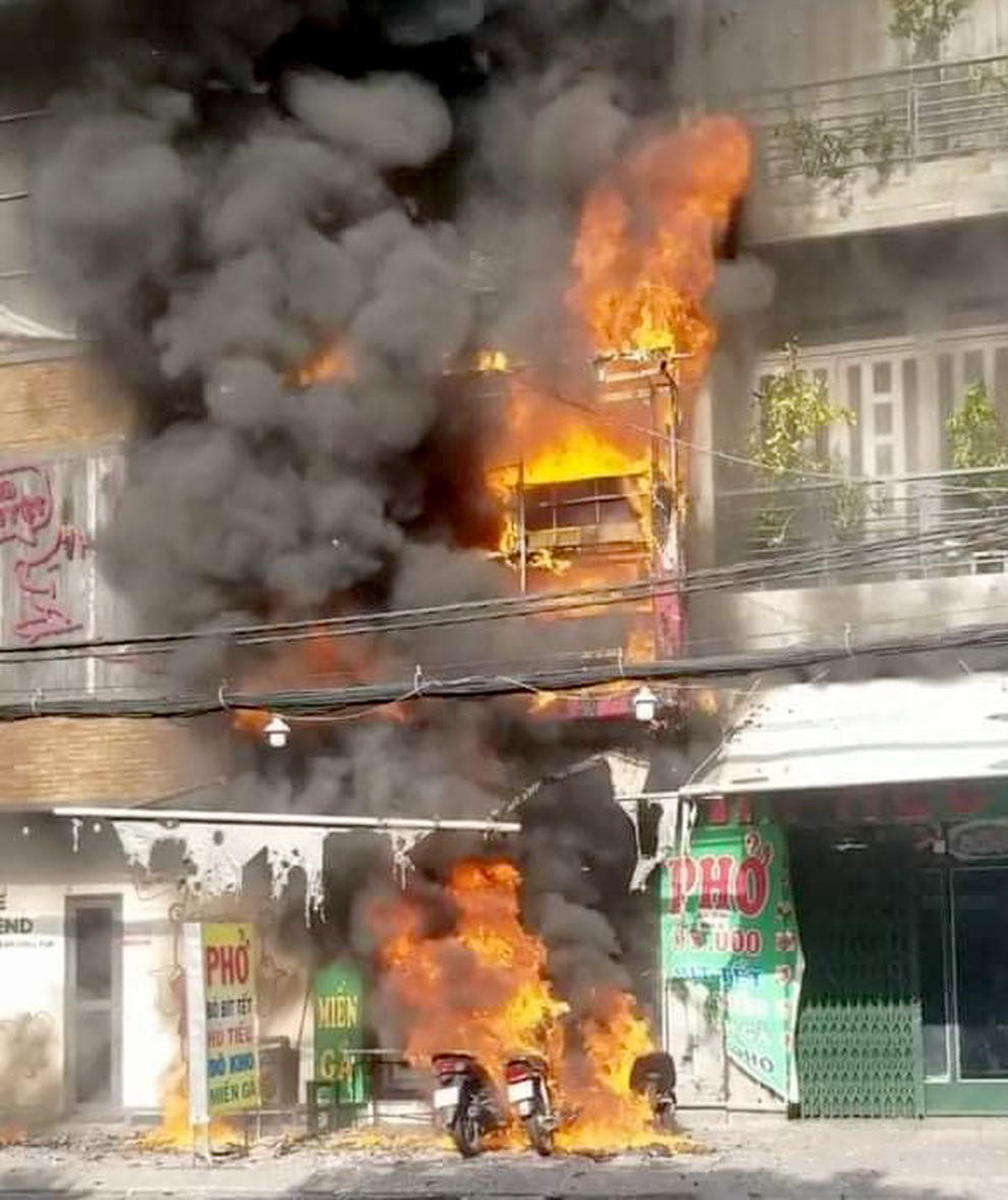 Lửa bao trùm căn nhà 3 tầng ở Sài Gòn - 1 Lửa bao trùm căn nhà 3 tầng ở Sài Gòn - 1