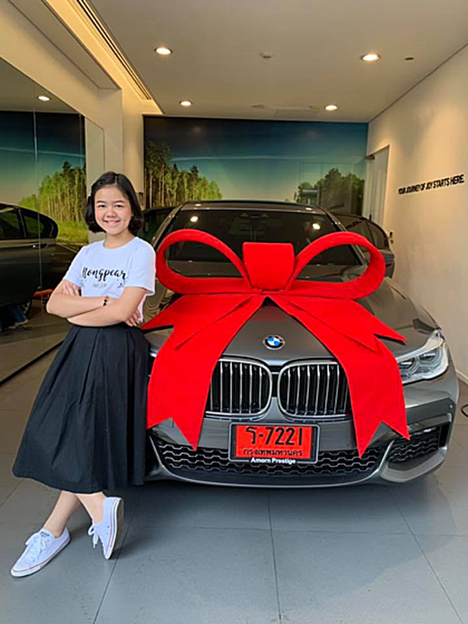 Bé Natthanan khoe sinh nhật bên xe sang. Ảnh: Worldofbuzz.