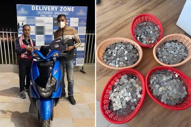 Người đàn ông vác bao tải tiền xu tiết kiệm đi mua xe máy