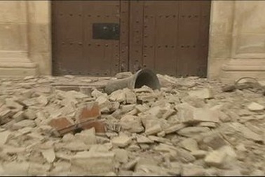 Phóng viên đưa tin động đất thoát chết trong gang tấc