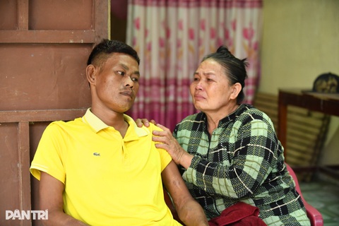 Người phụ nữ nghèo nhặt ve chai "níu" sự sống mong manh của chồng, con trai