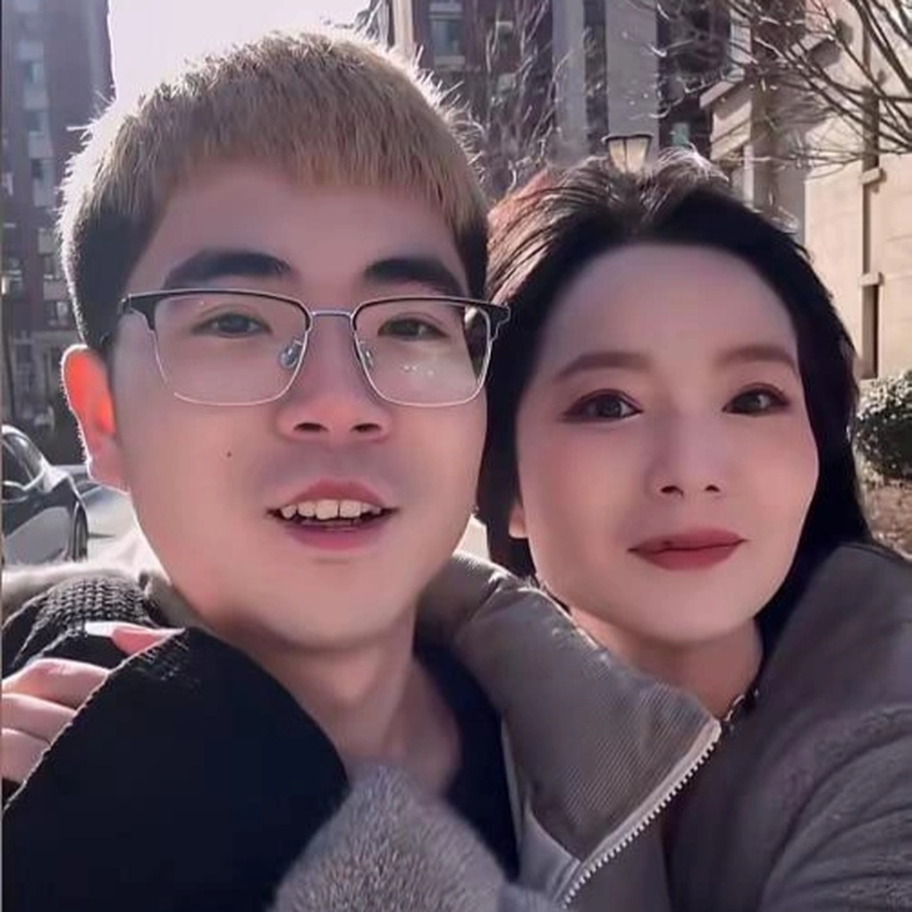 Chàng shipper cưa đổ nữ khách hàng hơn 15 tuổi sau lần giao đơn hàng - 1 Chàng shipper cưa đổ nữ khách hàng hơn 15 tuổi sau lần giao đơn hàng - 1