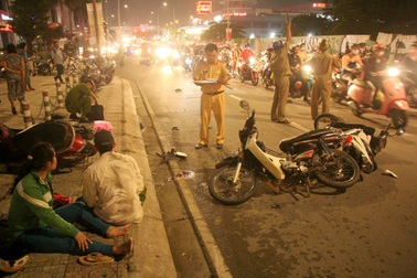 Ô tô tông nhiều xe máy ở Sài Gòn, 1 người chết, 4 người bị thương