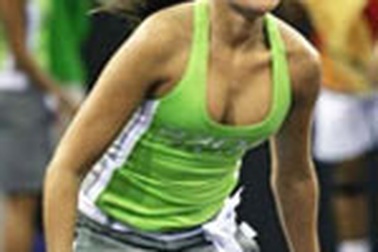 Người mẫu nam sẽ nhặt bóng tại các trận quần vợt nữ 