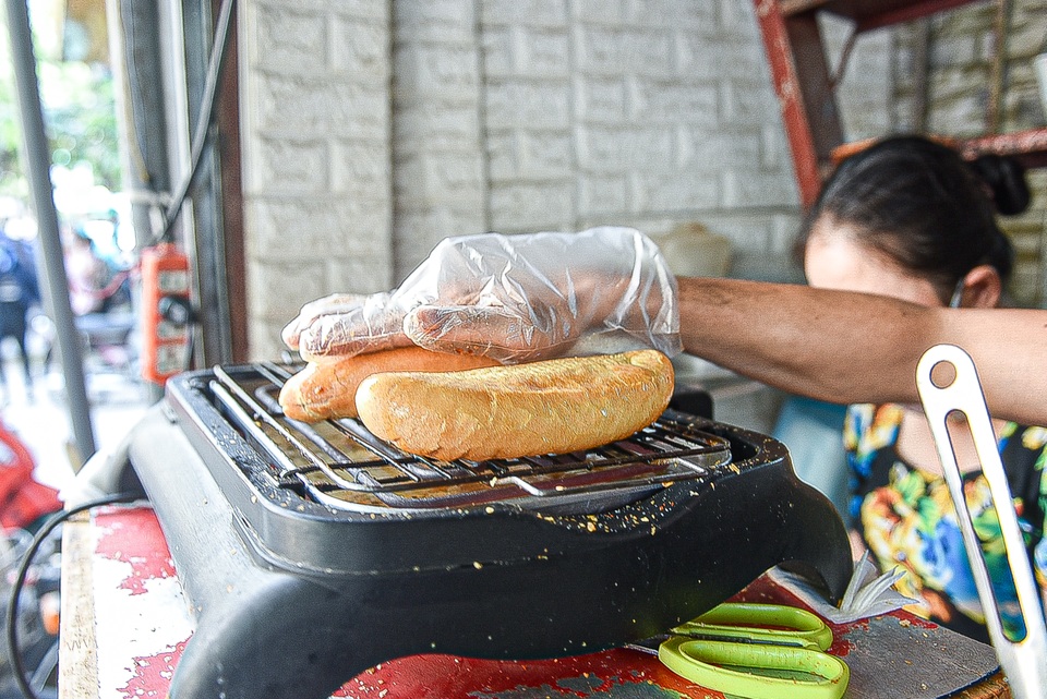 Bí mật món bánh mì nướng muối ớt giúp chủ quán bán 500 chiếc mỗi ngày - 4 Bí mật món bánh mì nướng muối ớt giúp chủ quán bán 500 chiếc mỗi ngày - 4