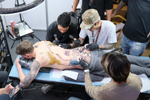 Chàng trai Anh chịu đau liên tục 20 tiếng, xăm kín lưng vì bạn gái Việt