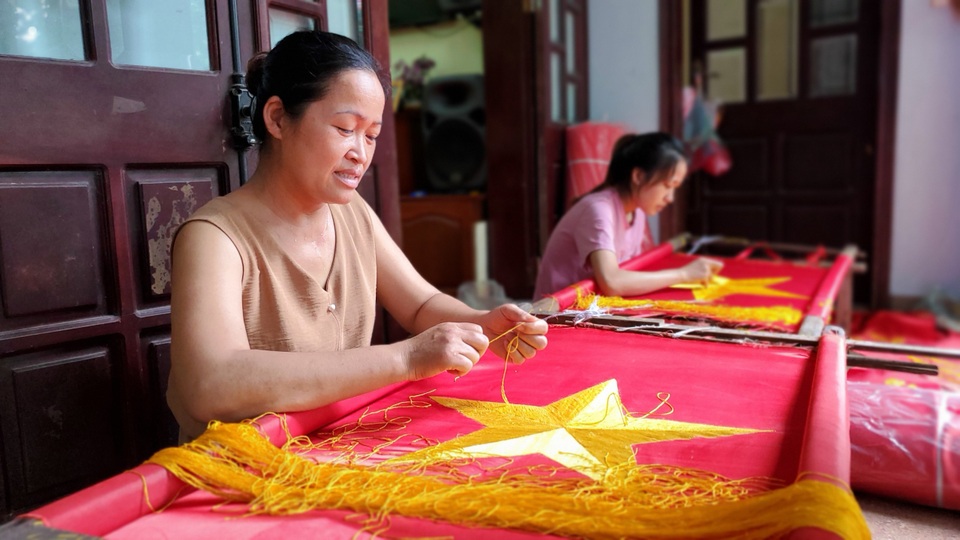 Làng nghề may cờ Tổ quốc nhộn nhịp trước ngày Quốc khánh - 5 Làng nghề may cờ Tổ quốc nhộn nhịp trước ngày Quốc khánh - 5