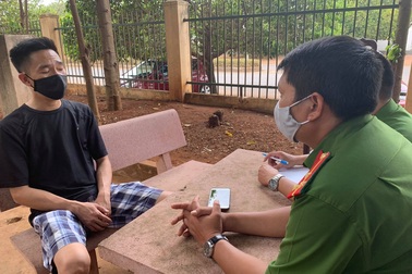 Bắt quả tang cơ sở sản xuất bao bì nhựa xả thải ra môi trường