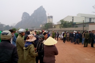 Dân "bao vây" nhà máy phân bón, phản đối ô nhiễm