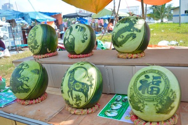 Đà Nẵng: Dưa hấu được khắc chữ khéo léo của sinh viên hút khách