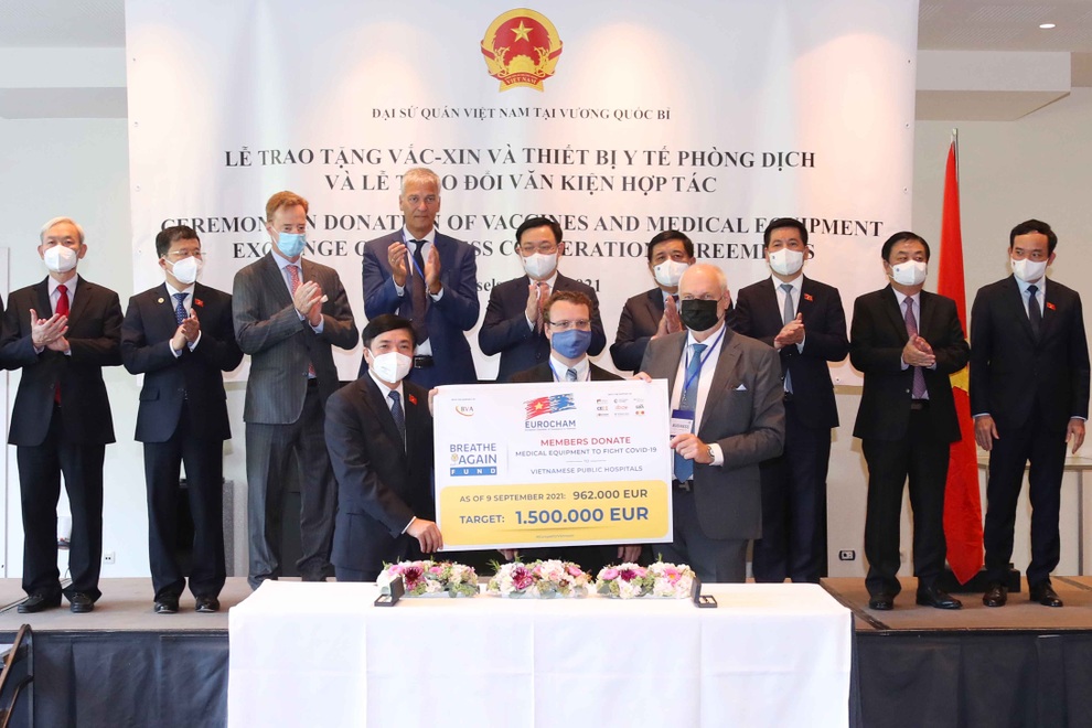 Chủ tịch Quốc hội đưa 100.000 liều AstraZeneca Bỉ tặng về Việt Nam - 2 Chủ tịch Quốc hội đưa 100.000 liều AstraZeneca Bỉ tặng về Việt Nam - 2