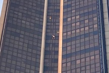 “Người nhện” liều lĩnh tay không leo tháp cao nhất Paris