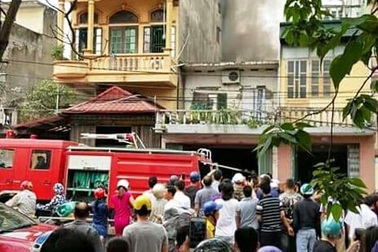 “Xế hộp” bị thiêu rụi trong đám cháy cửa hàng sửa chữa ô tô