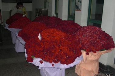 Lời tỏ tình “chở” bằng… xe tải