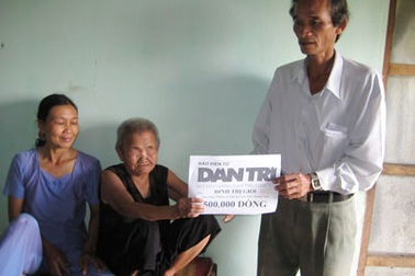 Quà bạn đọc tiếp tục đến với cụ bà "80 năm không thấy ánh mặt trời”